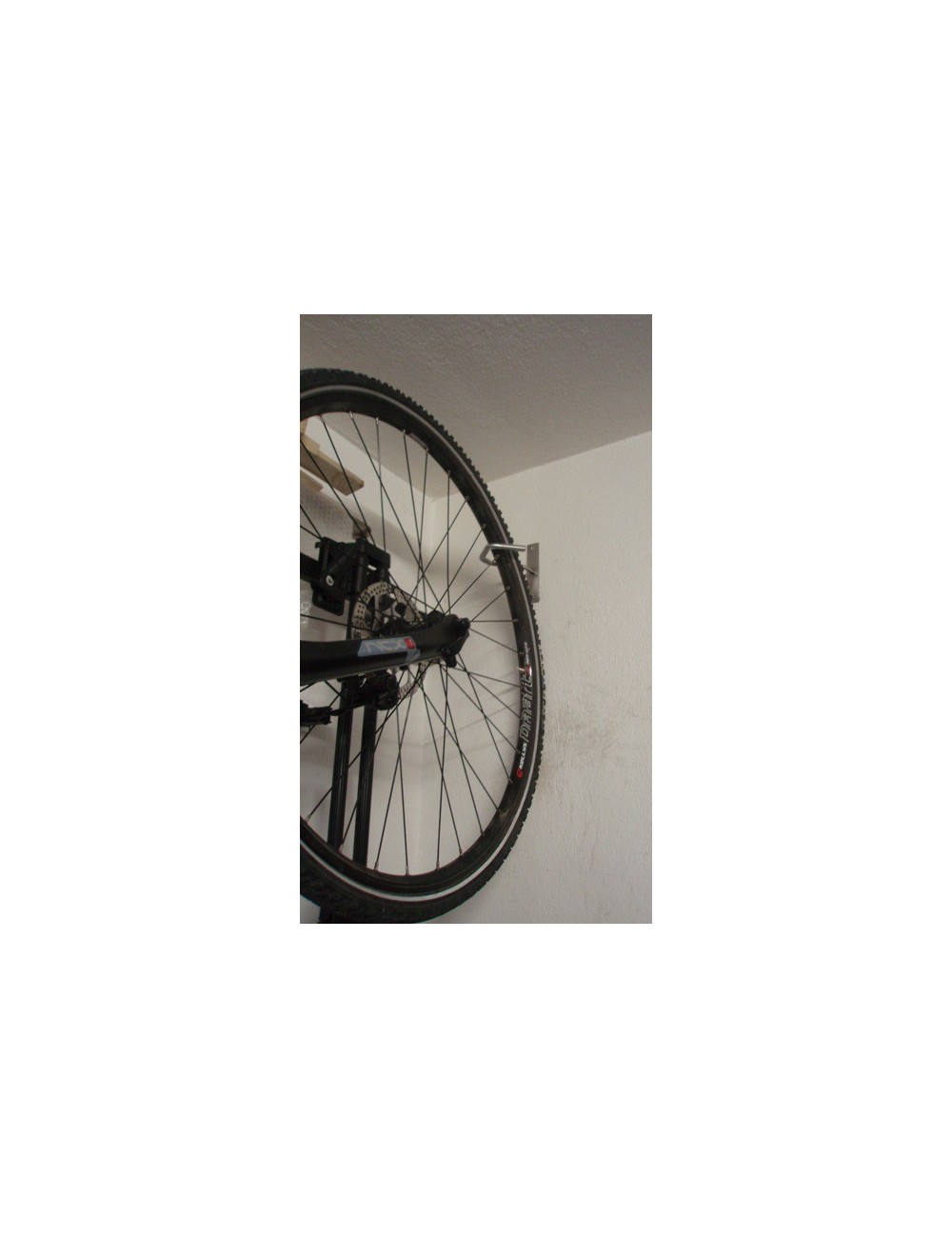 Nástenný držiak na bicykel - zavesenie za koleso
